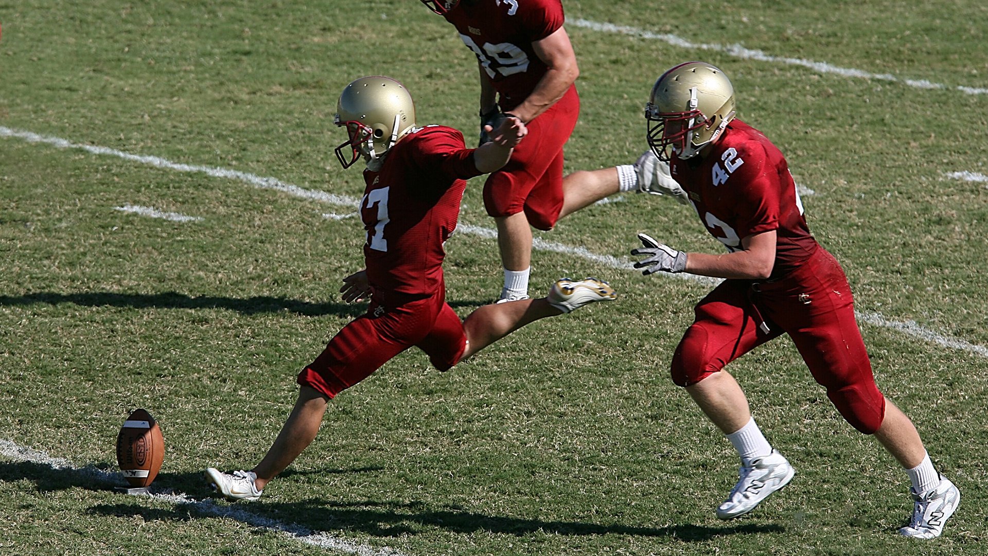 地铁站台快走挑战 乘客在安全区域完成指定往返距离