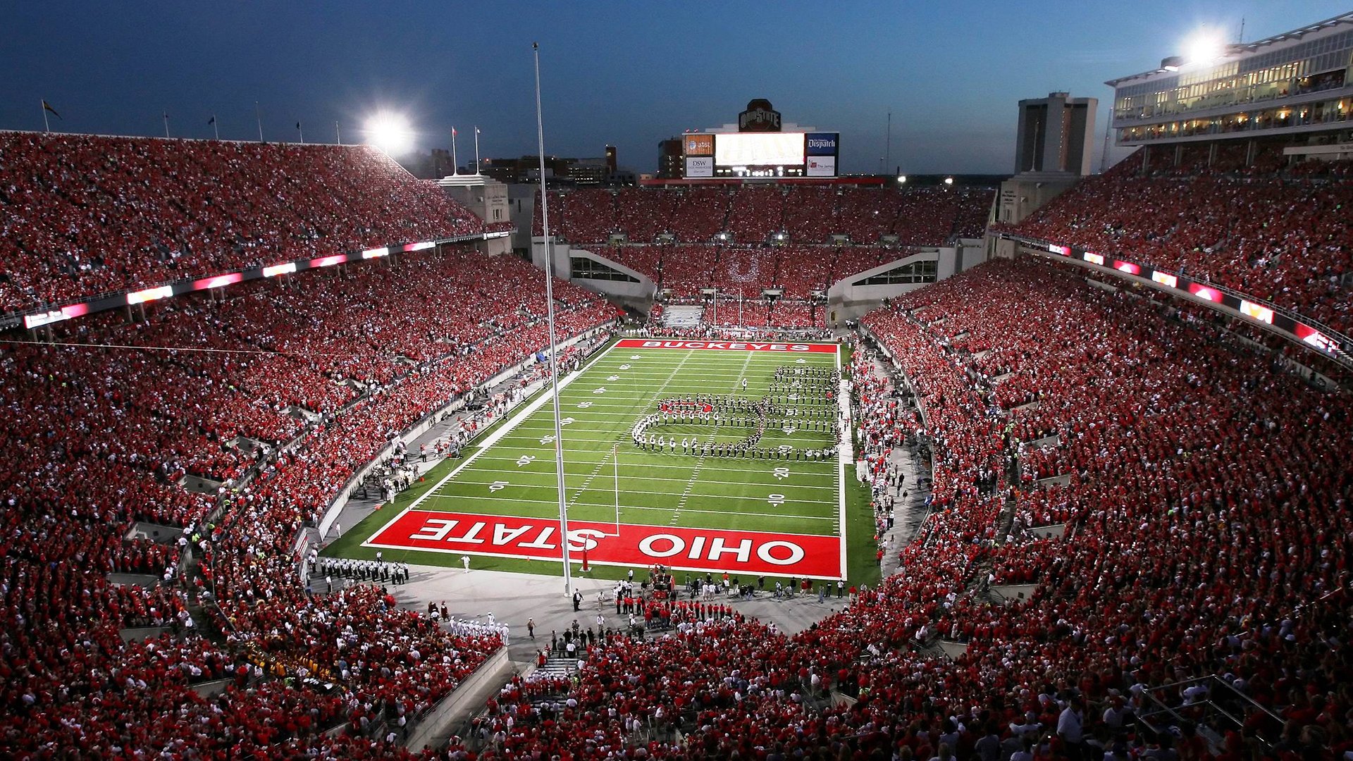 地铁站台快走挑战 乘客在安全区域完成指定往返距离